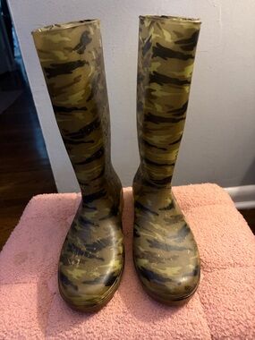 VINTAGE STUART WEITZMAN Camouflage Rain Boots - Green Camo Tall Boots